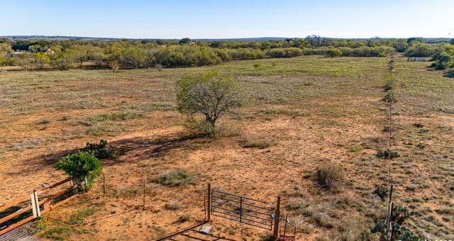 rental at 13710 US Highway 87 in Adkins, TX — photo 3