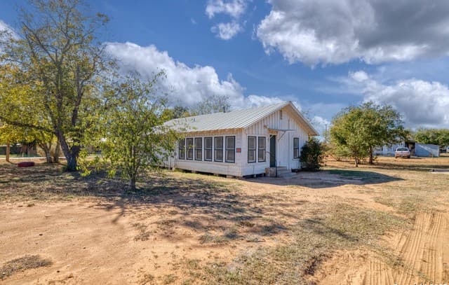 2-bedroom rental at 719 E Trinity in Pearsall, TX — photo 1