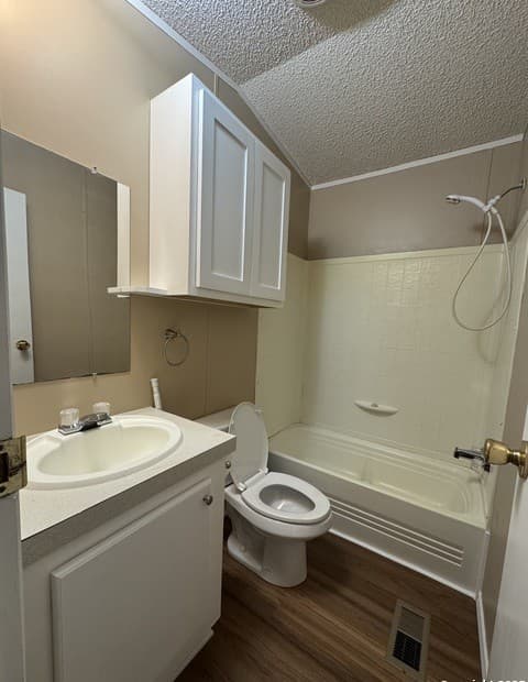 3-bedroom rental at 110 Deer Park Unit UNIT B in La Vernia, TX — photo 4