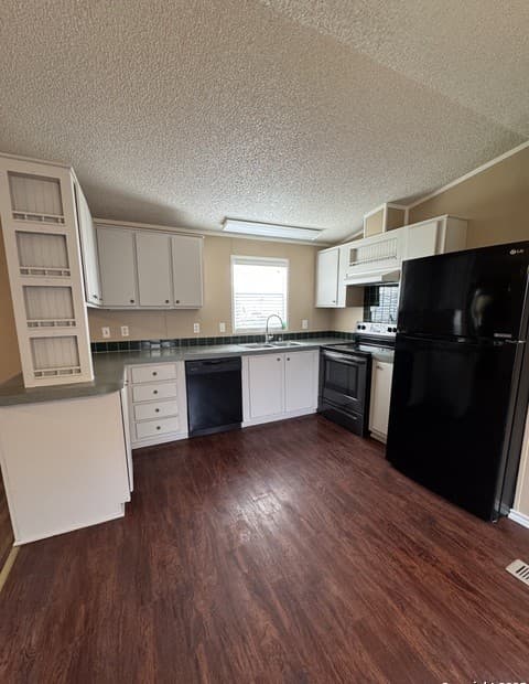 3-bedroom rental at 110 Deer Park Unit UNIT B in La Vernia, TX — photo 5