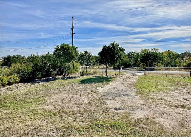 3-bedroom rental at 18707 County Road 5736 in Castroville, TX — photo 5
