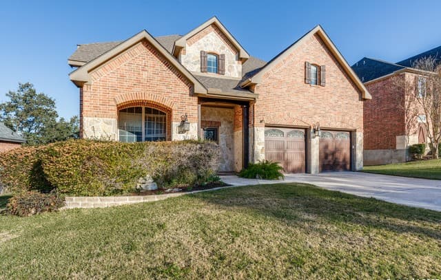 5-bedroom rental at 3327 Monarch in San Antonio, TX — photo 2