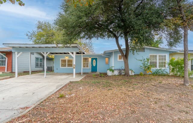 3-bedroom rental at 239 Craigmont in San Antonio, TX — photo 2