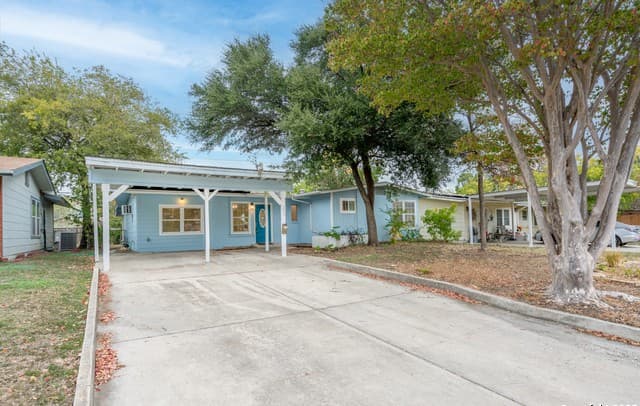 3-bedroom rental at 239 Craigmont in San Antonio, TX — photo 3