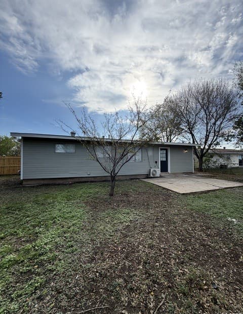 3-bedroom rental at 123 Moss Valley in San Antonio, TX — photo 3