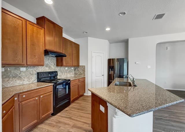 3-bedroom rental at 6503 Wind Trce in San Antonio, TX — photo 4