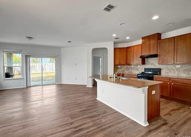 3-bedroom rental at 6503 Wind Trce in San Antonio, TX — photo 5