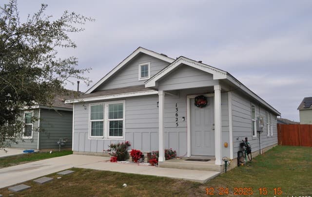 3-bedroom rental at 13625 Foal Cove in San Antonio, TX — photo 1
