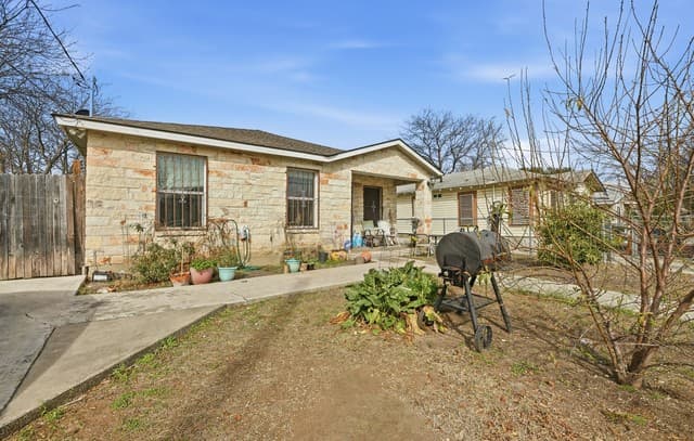 3-bedroom rental at 1303 Lombrano St in San Antonio, TX — photo 3