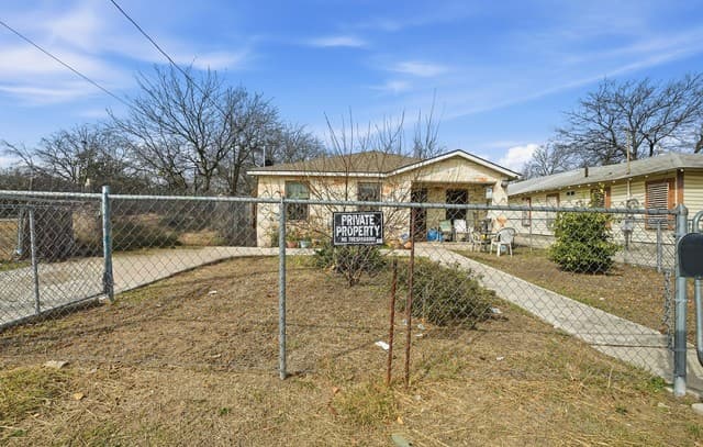 3-bedroom rental at 1303 Lombrano St in San Antonio, TX — photo 5