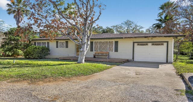 3-bedroom rental at 1508 E St in Floresville, TX — photo 1