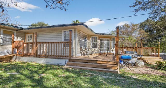 3-bedroom rental at 1508 E St in Floresville, TX — photo 3