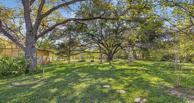 3-bedroom rental at 1508 E St in Floresville, TX — photo 5