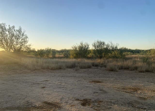 rental at 117 W Fm in Dilley, TX — photo 2