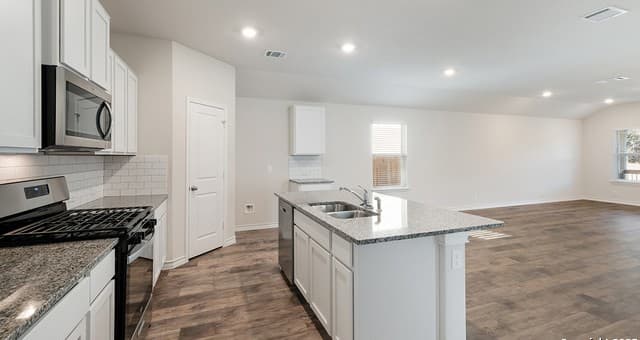 4-bedroom rental at 140 Hazel Peak in Boerne, TX — photo 4