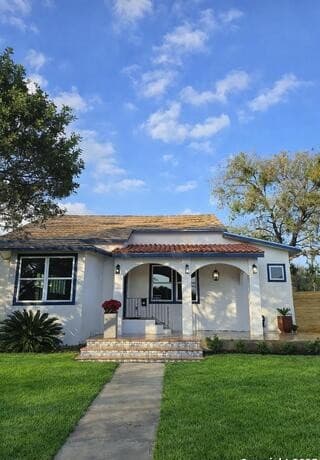 3-bedroom rental at 501 W Agarita in San Antonio, TX — photo 2