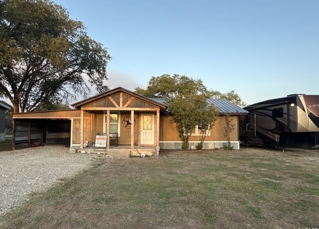 2-bedroom rental at 1503 N Hill St in Three Rivers, TX — photo 1