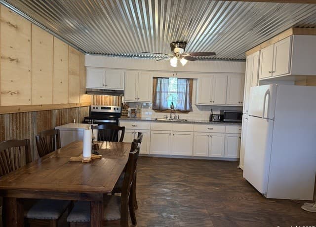 2-bedroom rental at 1503 N Hill St in Three Rivers, TX — photo 3