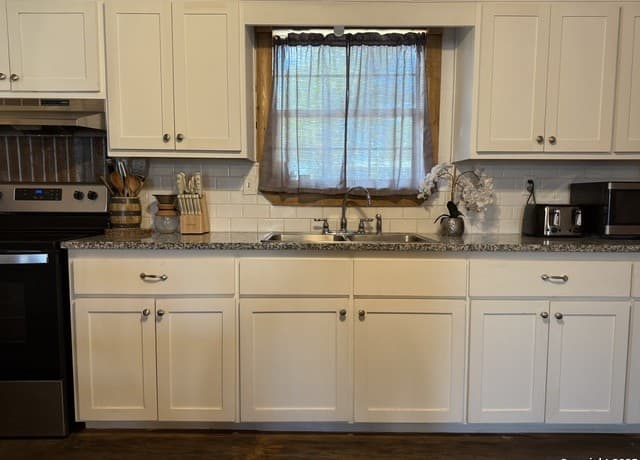 2-bedroom rental at 1503 N Hill St in Three Rivers, TX — photo 4