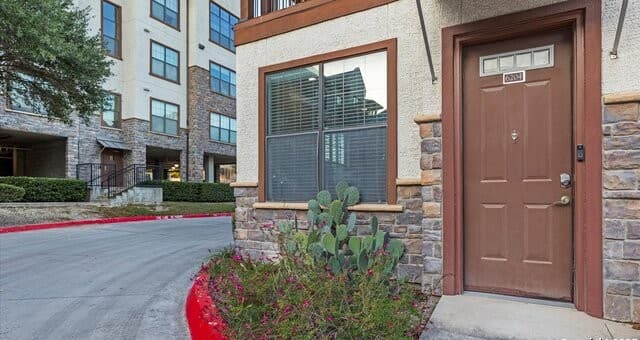2-bedroom rental at 7342 Oak Manor Unit 6204 in San Antonio, TX — photo 2