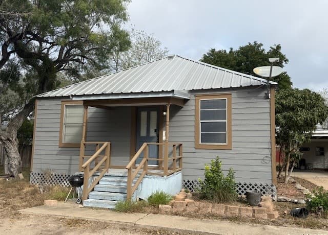 2-bedroom rental at 305 E Thornton St in Three Rivers, TX — photo 1