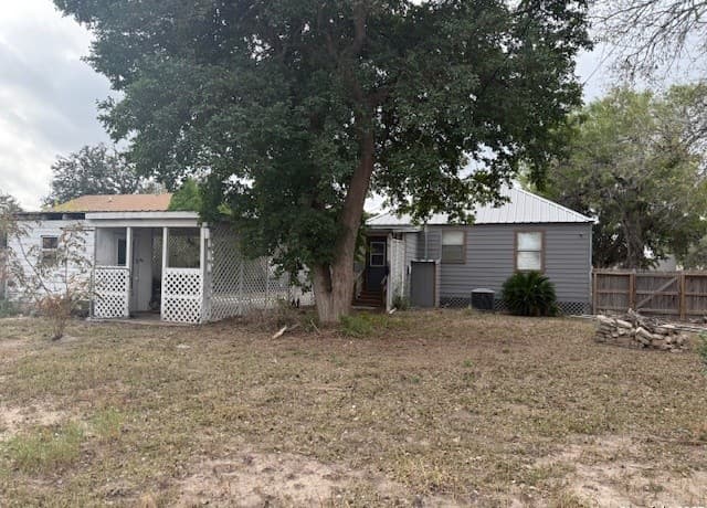 2-bedroom rental at 305 E Thornton St in Three Rivers, TX — photo 4