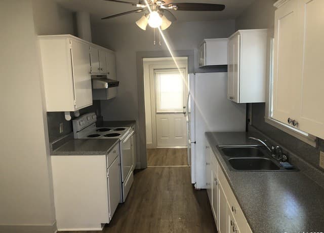 2-bedroom rental at 305 E Thornton St in Three Rivers, TX — photo 5