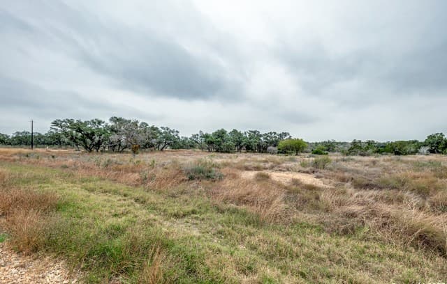 rental at 801 Grand Oaks in Hondo, TX — photo 3