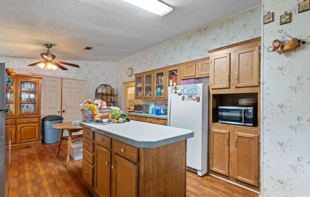 4-bedroom rental at 300 County Road 307 in Floresville, TX — photo 3