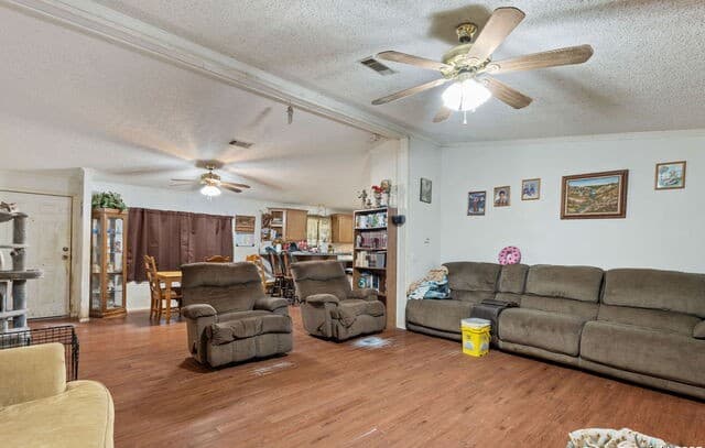 4-bedroom rental at 300 County Road 307 in Floresville, TX — photo 5