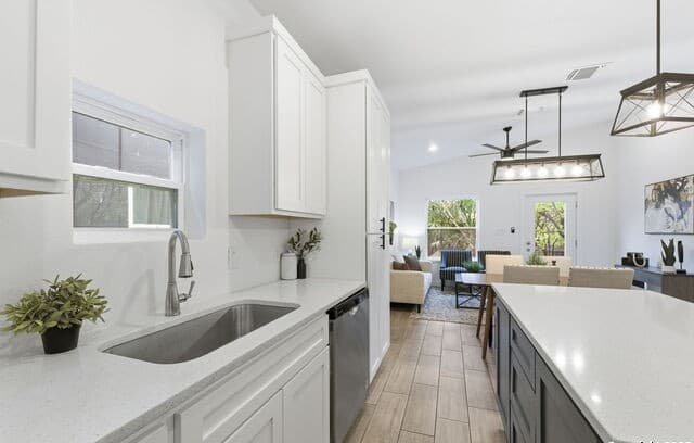 3-bedroom rental at 212 Cooper St in San Antonio, TX — photo 5