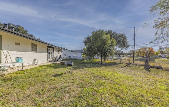 3-bedroom rental at 3411 Vinecrest in Kirby, TX — photo 2