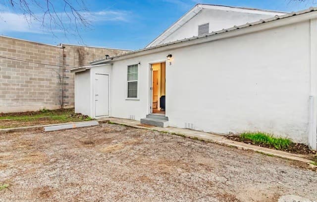 1-bedroom rental at 1407 Leal Unit 3 in San Antonio, TX — photo 2