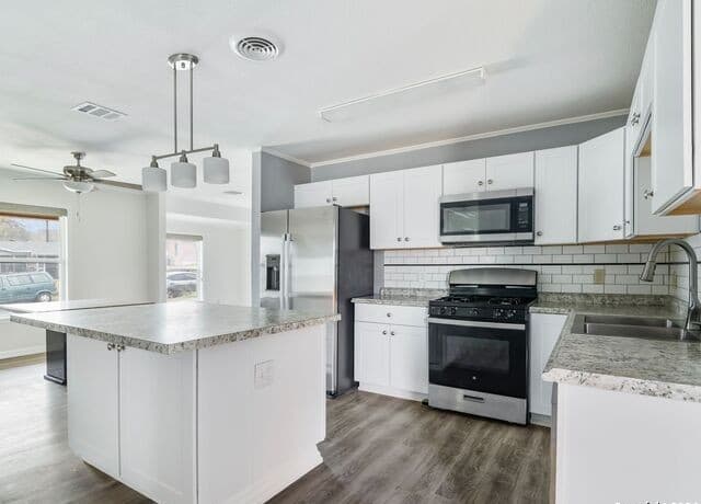 3-bedroom rental at 3947 Southport Drive in San Antonio, TX — photo 4