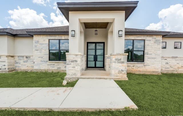 4-bedroom rental at 108 Abrego Trail in Floresville, TX — photo 2