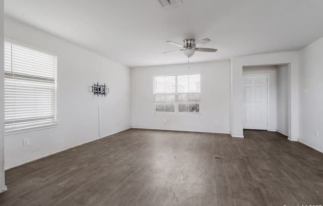3-bedroom rental at 5965 Kendall Prairie in San Antonio, TX — photo 3