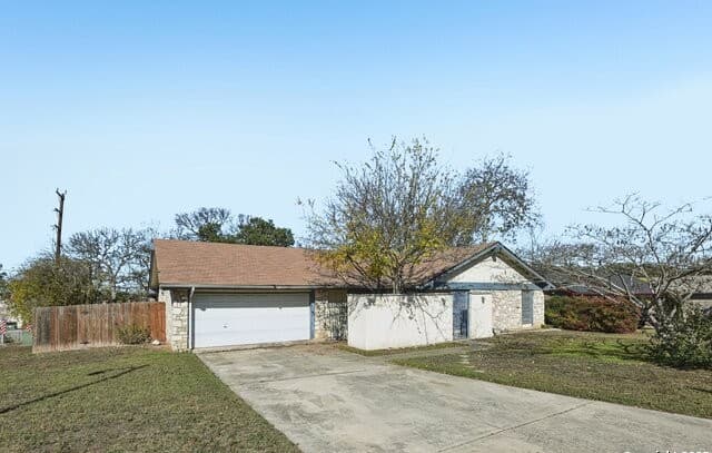 4-bedroom rental at 8203 Phoenix in Universal City, TX — photo 1