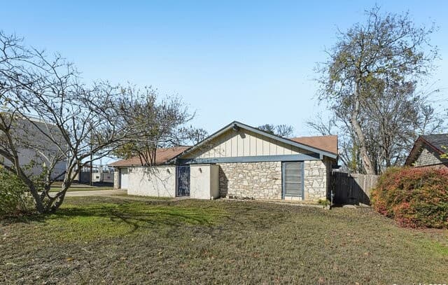 4-bedroom rental at 8203 Phoenix in Universal City, TX — photo 2