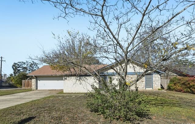 4-bedroom rental at 8203 Phoenix in Universal City, TX — photo 3
