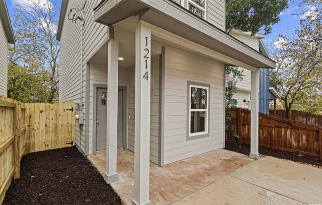 3-bedroom rental at 1214 Aransas in San Antonio, TX — photo 2