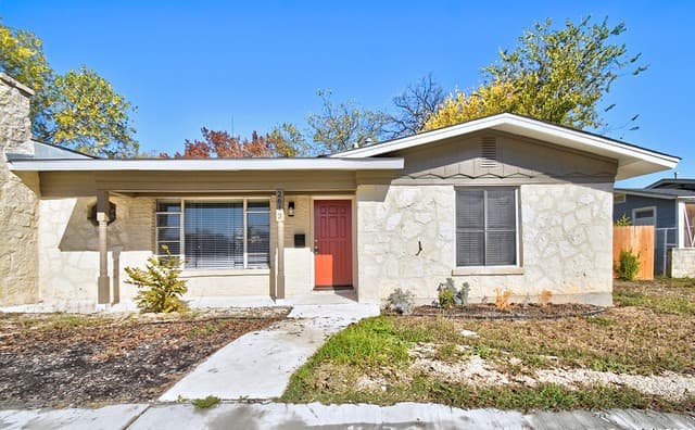 4-bedroom rental at 2613 W Summit Ave in San Antonio, TX — photo 1