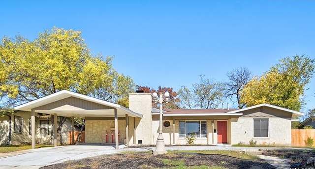 4-bedroom rental at 2613 W Summit Ave in San Antonio, TX — photo 2