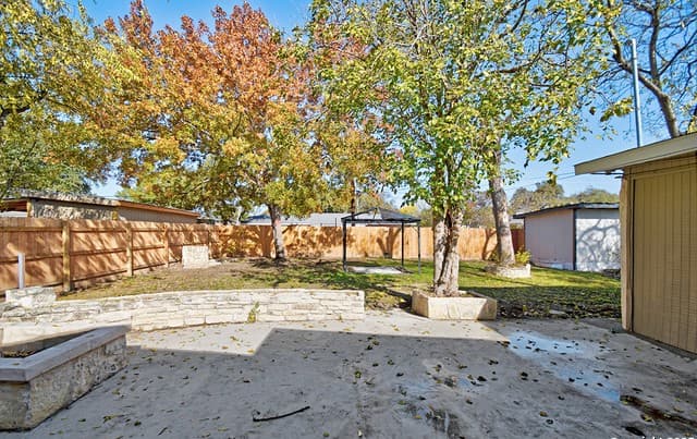 4-bedroom rental at 2613 W Summit Ave in San Antonio, TX — photo 4