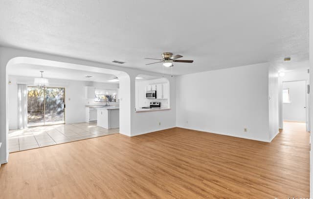 3-bedroom rental at 9150 Dover in San Antonio, TX — photo 3