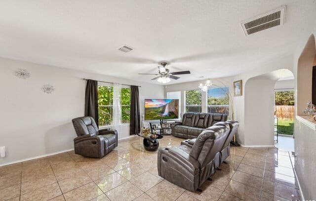 3-bedroom rental at 8810 Mesa in San Antonio, TX — photo 5