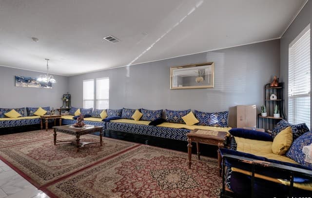 5-bedroom rental at 6927 Macaway in San Antonio, TX — photo 3