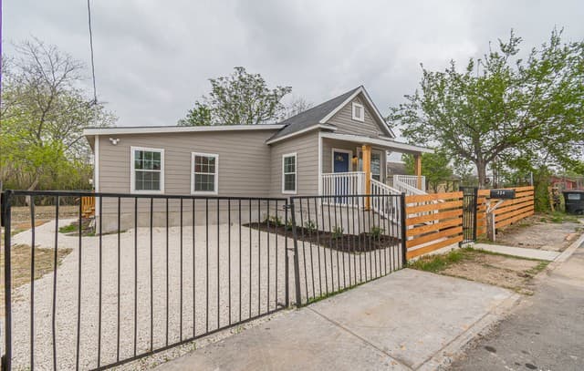3-bedroom rental at 324 Bargas St in San Antonio, TX — photo 3