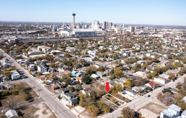 rental at 621 S Pine in San Antonio, TX — photo 1