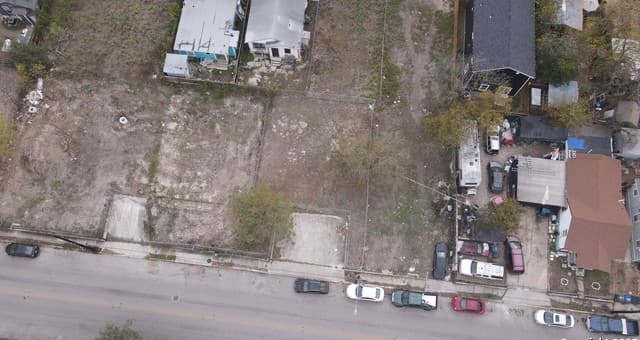 rental at 2208 W Poplar #2 in San Antonio, TX — photo 4