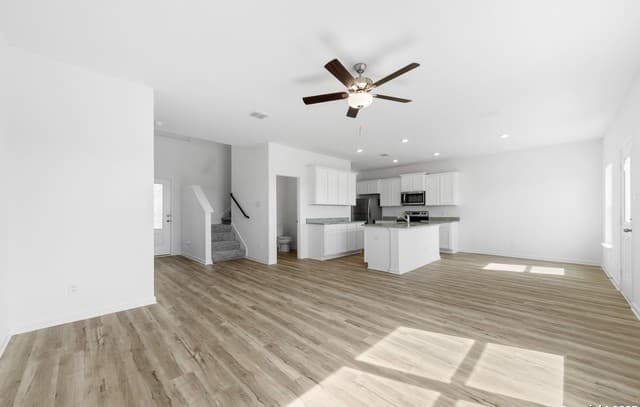 5-bedroom rental at 16001 Delgado Hills in Lytle, TX — photo 5